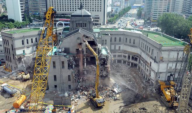 서울시는 2008년 8월26일 옛 서울시청 본관 태평홀을 기습적으로 철거했다. 경향신문 자료사진