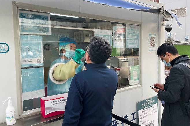 중국 베이징의 한 쇼핑몰 앞에 설치된 검사 부스에서 코로나19 핵산 검사가 진행되고 있다. 로이터연합뉴스