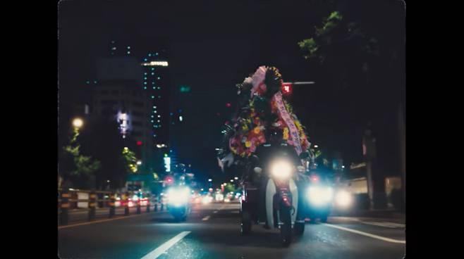 한국관광공사가 지난달 공개한 ‘Feel the Rhythm of Korea’ 시즌2 중 서울 2편 영상의 한 장면. 낙원상가 앞 화환 배달 오토바이의 모습이 담겼다. 유튜브 화면 갈무리
