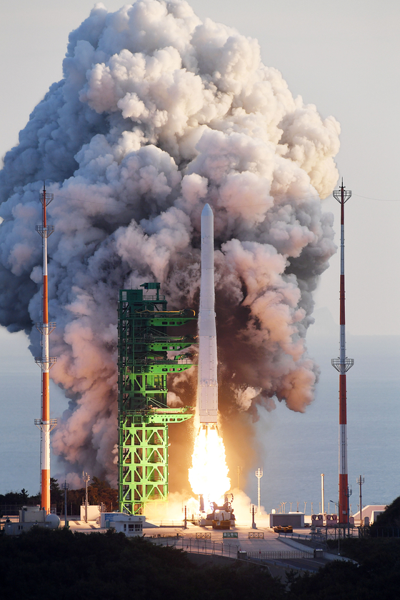 Nuri, a three-stage, liquid-fueled KSLV-2 rocket, lifts off from the Naro Space Center in Goheung County, South Jeolla, at 5 p.m. on Oct. 21. [YONHAP]