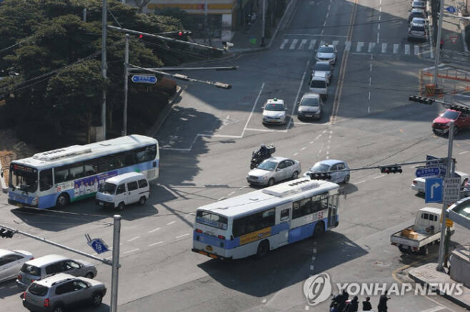 부산 시내버스들이 도심을 운행하고 있는 모습. [사진 출처 = 연합뉴스]