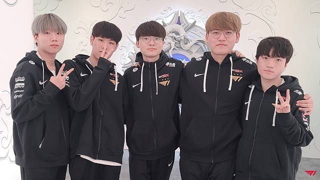 페이커(가운데)가 미국 CNN에 의해 리그 오브 레전드 역대 최고 선수이자 2021 롤드컵 디펜딩 챔피언 담원KIA에도 까다로운 상대로 평가됐다. 사진=SK telecom CS T1 공식 SNS