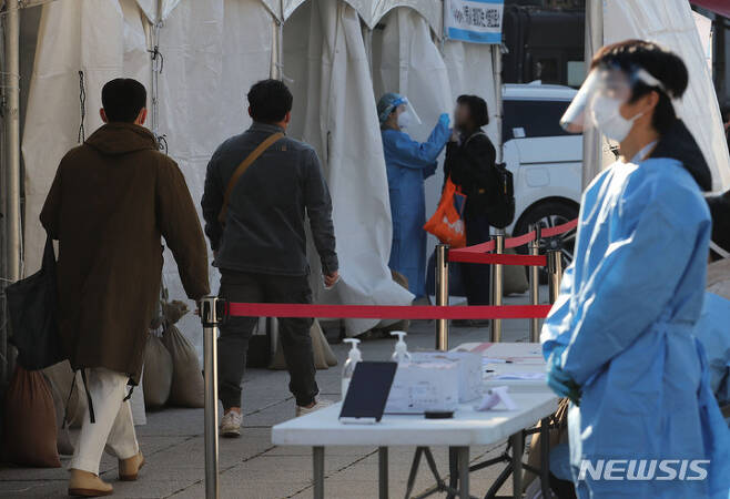 [서울=뉴시스] 권창회 기자 = 코로나19 신규 확진자가 1,190명으로 집계된 25일 오전 서울 종로구 흥인지문 인근에 설치된 찾아가는 선별진료소에서 시민이 검사를 받고 있다. 2021.10.25. kch0523@newsis.com