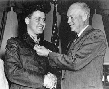 1953년 3월 12일 백악관 행사에서 아이젠하워 대통령으로부터 명예훈장을 수여받고 있는 듀이씨.의회 명예훈장 협회 제공.
