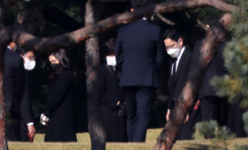 이재용 삼성전자 부회장(오른쪽)과 홍라희 전 리움미술관장, 이서현 삼성복지재단 이사장 등 유족이 25일 경기 수원시 가족 선영에서 열린 이건희 회장 1주기 추도식에 참석하고 있다. 수원=뉴시스