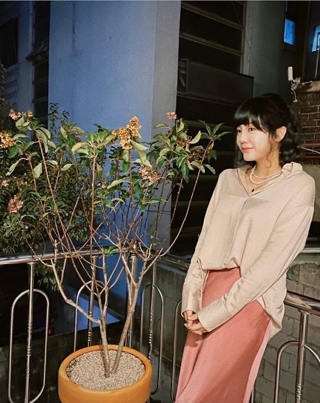 Actor Go Eun-ah showed off a more luxurious and elegant atmosphere.Go Eun-ah posted a picture on his Instagram account on the 24th with a silver text called Outing.In the public photo, Go Eun-ah is wearing a blouse and skirt with a light smile in a neat attire.Go Eun-ah is supposed to be dressed up and go out on weekends through the article Outing.Go Eun-ah, who has recently been showing off his housework in a comfortable costume, has attracted attention with his neat hairstyle and elegant attire.In particular, Go Eun-ah has recently lost 12kg and has been known to have undergone about 3,000 hair care transplants.Go Eun-ah has actually revealed a bandage to his head after seven hours of Hair care transplants.