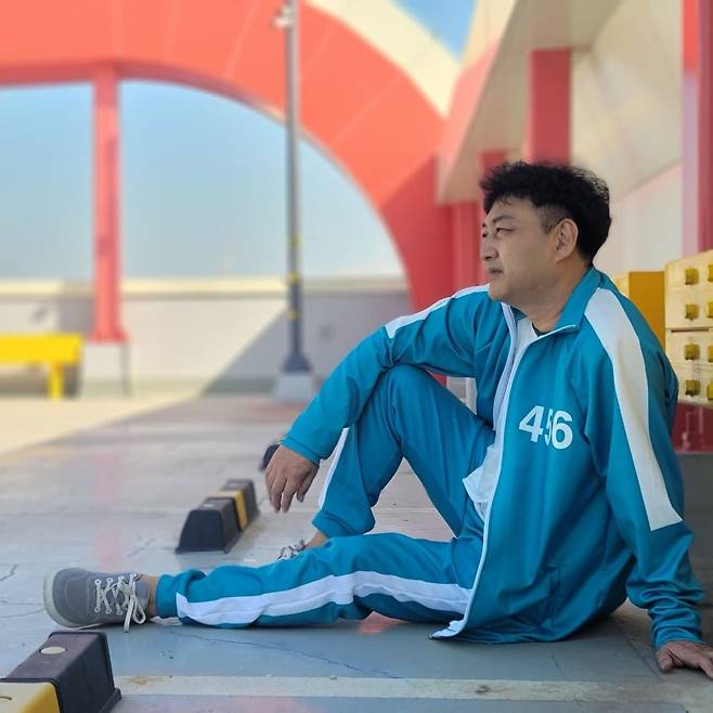 On the afternoon of the 25th, Kim Soo-yong posted a picture on his instagram with an article called # DeEly Look.Kim Soo-yong in the public photo poses in the training suit of 456 participants wearing Sung Ki-hoon (Lee Jung-jae) of the Netflix original series Squid Game.His expression, which sits on the floor of the parking lot and steals everything, attracts attention.The comedian Kim Young-chul, who encountered it, said, Ely look! Tomorrow, is the sand all the way?Will you wear it? Kim Soo-yong left a chic answer saying, Until you die. Meanwhile, Kim Soo-yong, who was born in 1966 and is 55 years old, made his debut as a comedian in the 7th KBS bond in 1991 and married in 2008 and has a daughter.Recently, he appeared on the web Entertainment Astros Chunil Yahwa and got the nickname Su Dragon through his unique gesture.Photo: Kim Soo-yong Instagram