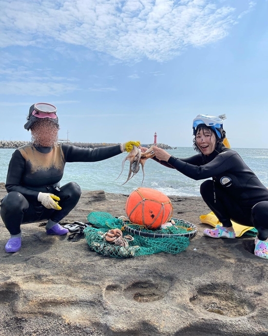 Sayuri posted a photo on her instagram on Saturday with an article entitled Sea Top Model in Jeju Island!Sayuri in the open photo is smiling brightly in a Sea suit in front of Jeju Sea.She was sleeping with a mat open, and the back of her grandmother, who was watching her, caught her eye.On the other hand, Sayuri has gathered a lot of topics by revealing that he became a spontaneous non-married mother in November last year.Photo: Sayuri Instagram