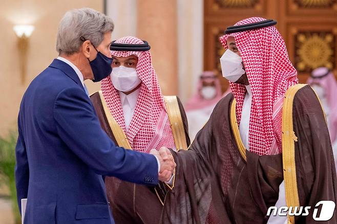 25일(현지시간) 사우디아라비아 리야드에서 열린 중동 그린 이니셔티브 정상회의에서 무함마드 빈 살만 사우디아라비아 왕세자가 존 케리 미국 기후 특사를 맞이하고 있다. © AFP=뉴스1 © News1 신윤하 기자
