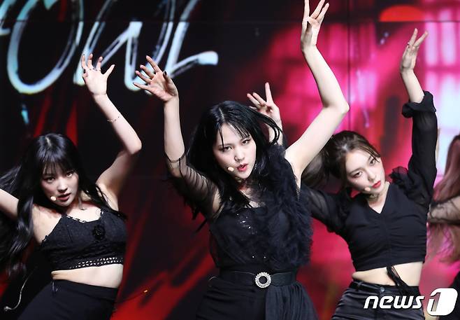 Seoul=) = SUMIN (center) of group Dream Notes poses in a showcase commemorating the release of their fourth single album, Dreams Alive, at the Shufigen Hall in Gangnam-gu, Seoul, on the afternoon of the 26th.2021.10.26