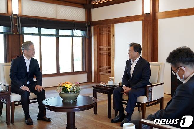 문재인 대통령이 26일 청와대 상춘재에서 열린 더불어민주당 제20대 대통령 후보 초청 차담에서 이재명 후보의 발언을 듣고 있다. 2021.10.26/뉴스1 © News1 이광호 기자