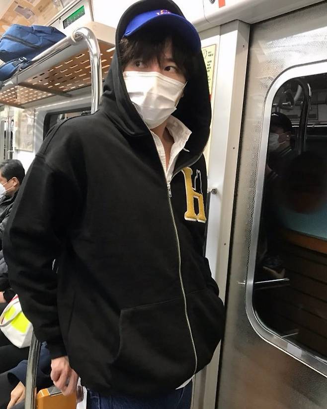 Actor Jang Keun-suk has released a subway boarding certification shot.Jang Keun-suk posted a picture on his 26th day of his instagram saying I am busy and busy in modern society.The photo shows Jang Keun-suk on the move by subway; Jang Keun-suk standing to wait for the subway.Wearing comfortable casual costumes, staring at the camera with a gentle eye made the fans feel heartwarming.In addition, Jang Keun-suk, who boarded the subway, boasts a warm visual, and his natural appearance attracts attention with his daily appearance reminiscent of a picture.On the other hand, Jang Keun-suk released his second single Day by day on the 25th of the same month following the Japan single album Amagoy in August.