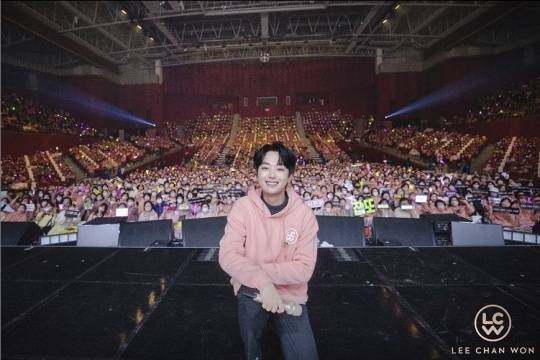 Singer Lee Chan-won flaunted her adorable visualsLee Chan-won agency Bliss Entertainment released a photo taken at a recent fan concert Seoul performance through its official Instagram account.Lee Chan-won in the photo is wearing a pink Robin Hood T-shirt and kneeling in the middle of the stage, smiling brightly with the audience filled the theater.Lee Chan-won, who boasted a brilliant visual with a hairstyle that revealed her forehead, thrilled fans by showing her lovely charm by wearing Robin Hood and singing in another photo.Fans commented, I can not forget Pink Robin Hood, Our praise was born to be cute, and It was a very happy time.Meanwhile, Lee Chan-won recently released his mini album ...gift and is currently appearing on TVN Rocket Boys.