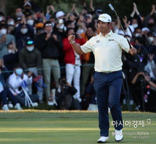 마쓰야마 히데키가 조조챔피언십 최종일 우승이 확정되는 순간 환호하고 있다. 일본=Getty images/멀티비츠
