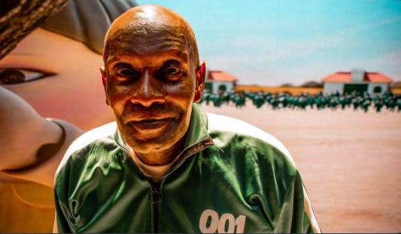 우간다의 한 예능프로그램에 나오는 출연자. '오징어 게임'에서 '참가번호 1번'으로 알려진 오일남을 따라했다. /트위터