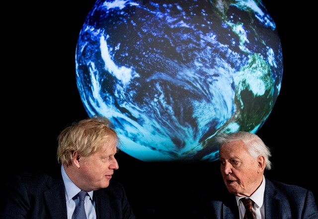 지난해 2월 유엔기후변화협약 당사국 총회(COP26) 의장국인 영국의 보리스 존슨 총리와 동물학자이자 영화감독인 데이비드 아텐버로가 런던 과학박물관에서 학생들과 함께 기후변화에 대해 이야기하고 있다. 런던/로이터 연합뉴스