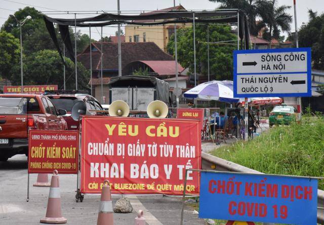 지난 7월 베트남 공안들이 북부 타이응우옌성으로 진입하는 도로 입구에 신종 코로나바이러스 감염증(코로나19) 검문소를 설치한 뒤 이동허가증을 검사하고 있다. 지난 10월11일 중앙정부가 지역 간 이동통제를 해제했으나, 대다수 지역은 아직 위 검문소처럼 통행을 제한하고 있다. 타이응우옌=정재호 특파원