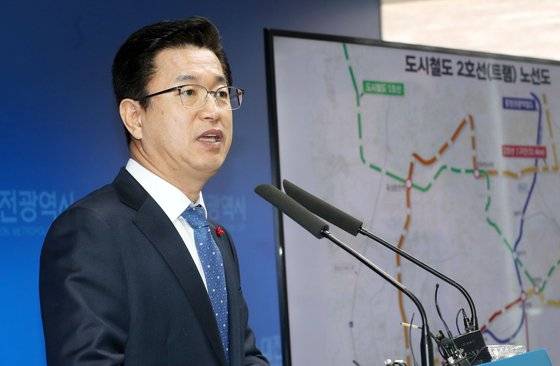 허태정 대전시장이 도시철도 2호선 트램 건설 계획에 관해 설명하고 있다. 연합뉴스