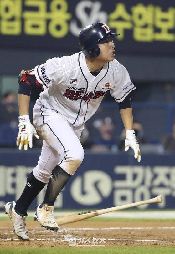 2021프로야구 KBO리그 두산과 키움의 경기가 26일 오후 서울 잠실야구장에서 열렸다. 5회 말 1사 2루 정수빈이 역전 투런홈런을 치고 있다. 김민규 기자