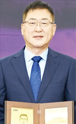‘제141회 한국을 빛낸 무역인상’을 받은 김용수 코츠 대표.  한국무역협회 제공