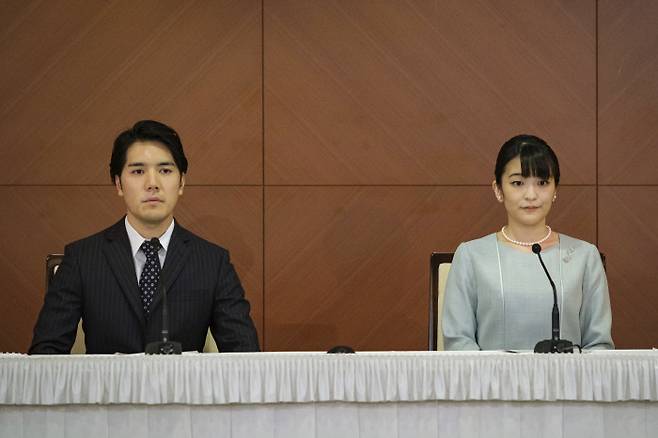 마코 공주와 남편 고무로 게이가 26일 혼인신고를 마치고 도쿄의 한 호텔에서 기자회견을 열었다. 도쿄|AP연합뉴스