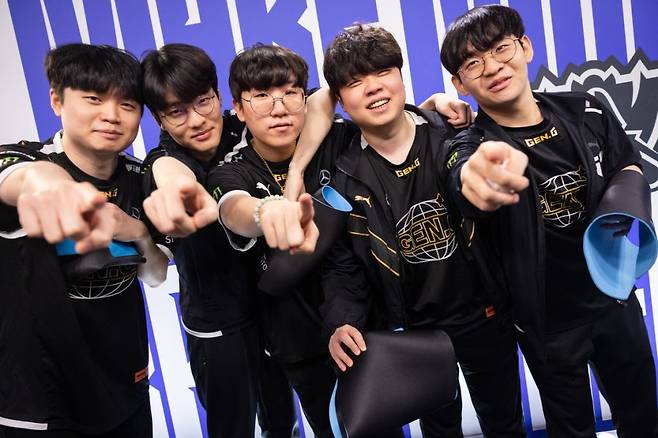 Gen.G Esports advances to the semifinals of Worlds 2021. (LCK)