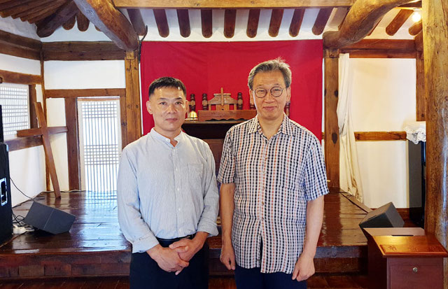 현재 금산교회를 담임하고 있는 김종원목사(오른쪽)와 공균장로.