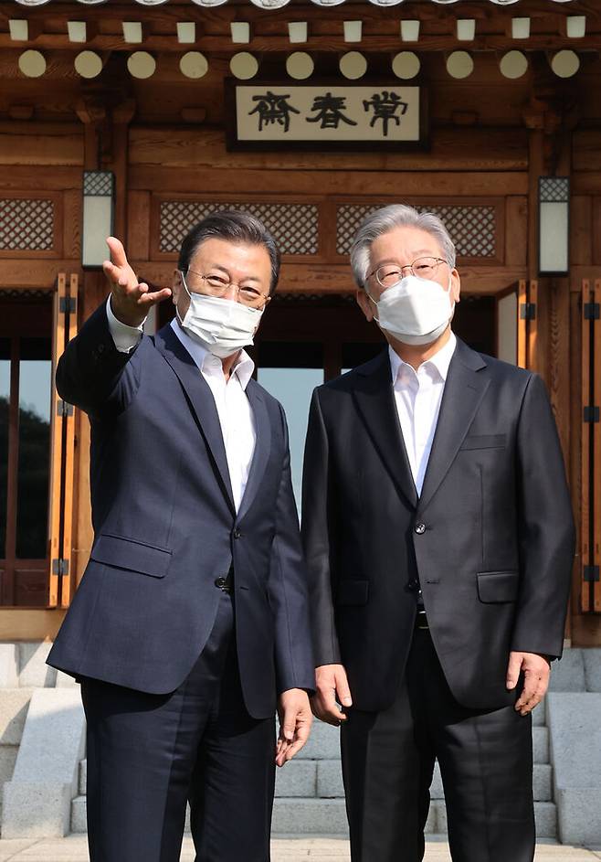 청와대 상춘재에서 환담하는 문재인 대통령-이재명 민주당 대선 후보