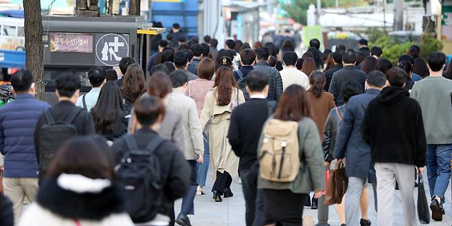 26일 오전 서울 동작구 사당역에서 출근하는 시민들의 모습. 뉴스1