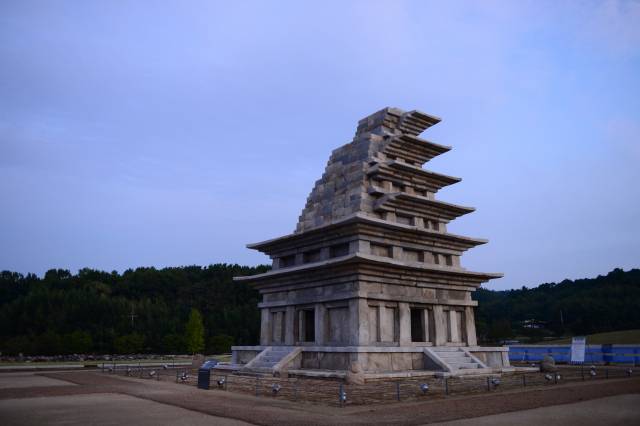 익산 미륵사지 석탑. 절반가량 무너진 이 석탑이 사료적 가치를 평가받는 것은 현재 남아 있는 국내 최대의 석탑인 동시에 가장 오래된 백제의 석탑이기 때문이다.