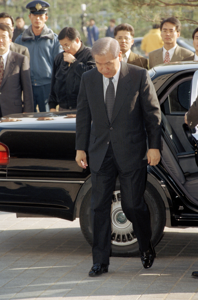 노태우 전 대통령이 1995년 11월 17일 비자금 사건 관련 조사를 받기 위해 검찰에 출두하고 있다. /연합뉴스
