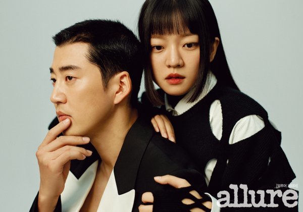 Ole TV and seezn original Crime Puzzle (director Kim Sang-hoon, play final road) released a couple of pictures of Yoon Kye-sang and Go Ah-sung, which will be released for the first time on the 29th.This picture, along with the November issue of fashion magazine Allure Korea, contains intense tension of mixed couple.In addition, Interview, which has sincerely solved the transformation of acting and efforts to build characters through the Crime Puzzle, was also released.The Crime Puzzle is a criminal psychologist who confided Murder, Han Seung-min, and his former couple and investigator, who is a detective chaser who digs into the background of the case.The struggle of Han seung-min, who is trapped in prison on his own, the pursuit of the mysterious Murder case, and the story of a closely intertwined two-track story create a superpower suspense.Above all, Kim Sang-hoon, who has been well received for his careful directing in Drama Tell Me As You Are, and Choi Jong-gil, who showed the power of a big narrative through the movie Daeripun, are responsible for the perfection.Above all, expectations and attention are focused on the synergy created by Yoon Kye-sang and Go Ah-sung, who believe and see.Yoon Kye-sang, who was attracted to an interesting script and chose the work, said, It was an interesting script that was easy to chase.He also expressed his affection for the character han seung-min. Yoon Kye-sang said, han seung-min is a genius and a good fightr.It feels like an actor has tied up what he can do in a few works with a single character, he said. It was a work that could burn his will as a return.He is as passionate as his love for his work.As for the transformation of the shaved tug of war, Yoon Kye-sang said, han seung-min confessions that he killed the father of the couple play and enters the prison.Why would he do that? is a big stem of Drama. I wanted to express my feelings about why he was going to prison.If you were so determined to enter prison, you should see it on the screen, and I was sure that pushing your head would not at least make you look vulnerable.I made a body so that I could look big. He showed his efforts to build characters.Go Ah-sung was also attracted to the character of play. Go Ah-sung said, play is a person who has a lot of wounds but has a willingness to solve himself with coolness and firmness.I liked it the most, he said. The people who recently acted were altruistic and warm-hearted people.It is the first time that he has played a dry role like playing, which made him expect to transform his acting.Go Ah-sung said, This time I worked with actors. I had a lot of time to gather actors with the proposal of Yoon Kye-sang.I made a scene together while I was meeting ideas. Han seung-min and the play, whose relationship is overturned from Couple to Murder and investigator, inevitably confront each other.The special relationship is expected to cause over-indulgence of viewers in the extreme suspense.Especially, he is a child-min who goes into prison for his purpose and struggles for his life, and a play that matches his design of the cream puzzle.The mixed couples thrilling truth game is the best viewing point that can only be seen in Crime Puzzle.Go Ah-sung also said, There is an unknown tension between me and senior Yoon Kye-sang. I love him, but I keep confronting him.That is the biggest point of our drama. He emphasized the difference and raised the expectation of the truth chase Thriller to be completed by the two actors who believe and see.The Crime Puzzle will be released for the first time through Ole TV and seezn (season) at 3 pm on the 29th.Prior to this, at 11 am, Naver Naucalpan will make a production presentation online and will be featured by Yoon Kye-sang, Go Ah-sung and Yun Jing in Naver Naucalpan Lunch Attack from 12:30 pm.