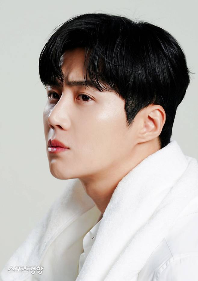 Actor Kim Seon-ho, who bottomed out at the pinnacle of his Acting life over personal life controversy, held the rebound card.The entertainment media Dispatch released various materials surrounding him and former GFriend A and reported that the truth was Distorted.Can Kim Seon-ho be a parasitic?On the 26th, Dispatch reported on Kim Seon-hos suspicion of Abortion and the personal life controversy based on the testimony of Kim Seon-hos acquaintances and his acquaintances and cell phone messages.It was a complete refutation of Mr. As claim that Kim Seon-ho called for Abortion and gave only 2 million won for the hospital fee after Abortion.The media claimed that Mr. A informed his divorce only after his relationship with Kim Seon-ho, and Kim Seon-ho was embarrassed at the time, but after he decided to associate with Mr. A, he usually traveled together like a couple.They also released photos of their trip, saying that Mr. As story, I had to hide my love, I could not walk with my hand outside, is different from the truth.On the suspicion that he had encouraged Abortion, Kim Seon-hos acquaintance, based on his testimony, said, At first, I congratulated him that  (pregnant) is a good thing.I think Kim Seon-ho was also scared, too, and I was really worried, and we agreed to send (the child) to each other, although we were saddened by each other.Kim Seon-ho also explained in detail that he boiled seaweed soup for two weeks for Mr. A.In addition to this, Dispatch based on the testimony of Mr. As acquaintances, Mr. A made Kim Seon-ho difficult with luxury and spending.He also said that he bought a luxury bag worth 7 million won for Christmas and cut it off with a personal card and received a deposit from Kim Seon-ho  (Kim Seon-ho would have been tired of Mr. As lie.)Im ironic to blame Kim Seon-ho I wanted Kim Seon-ho to come back because hed failed, and thats what happened.The reason for the breakup was also Distortion, it reported.As Mr. A claimed, Kim Seon-ho did not suddenly be informed of his separation after Abortion, but he asked Mr. A what happened in the meantime, saying that he had separated in May 2021 after Abortion in July 2020.The separation of the two said that there was a reason why it was impossible to restore trust due to Mr. As personal life problems and lies.Salt Entertainment, a subsidiary company, said, I have nothing to say. I am sorry.Immediately after the report, the online community was involved in Kim Seon-hoUnlike the previous one, which criticized Kim Seon-ho, there were opinions that the men and women issues could not be known except the parties, as well as the entertainment industry, which had been in the process of erasing Kim Seon-ho, such as getting off KBS2 1 night and 2 days and canceling the appearance of the next film, saying, Can Kim Seon-ho return if this is a problem?Where are all the people who have been Kim Seon-ho? Is not it a confession of conscience that the womens acquaintances reported? Kim Seon-ho 1 night and 2 days 100 specials should be featured.Overcoming misunderstandings and coming out for honor. On the other hand, many people are skeptical about the possibility of his return, saying that the image can be lost due to this incident and can be transferred to the work.That does not mean that the fact of the Abortion is not lost, I know so much that I will be ridiculed, I can not appear in romance now, and so on.
