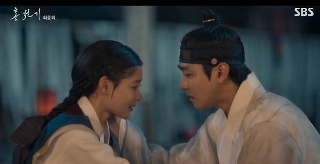 Kim Yoo-jung and Ahn Hyo-seop sealed Erlkönig and signed a hundred years.In the final episode of SBSs Time Hunggi broadcast on the 26th, Haram (Ahn Hyo-seop) and Timmy Hung (Kim Yoo-jung) were portrayed as the couples kite after the Erlkönig seal.Haram, who broke the rhythm ahead of the ceremony, finally faced Erlkönig, who asked Erlkönig, Is it no use trying to seal me? Haram asked, Are you afraid of being trapped again?Erlkönig laughed, saying, Your body is almost encroached on me.According to the Samshin and the car, this is the only chance to catch Erlkönig.The command was motivated to say, Dont stop it, but Samsin (Moon Sook) said, Even if you press Erlkönig today, the fight will continue endlessly.Its all up to the child to make a divine vessel.In the wake of the ceremony, Haram appeared, and the women warned, The author is not a housewife. It is Erlkönig.As he said, Erlkönig shouted My eyes and searched for Timmy Hung, but Timmy Hung calmly painted the worst situation.Even while losing sight by Erlkönig, he completed the use safely with the help of Hong Eun-oh (Choi Kwang-il).In addition to the sacrifice of the three gods, Timmy Hung and Lee Yul (Resonance Boone) succeeded in sealing Erlkönig.Haram, who left Erlkönig and opened his eyes with full self, went straight to Timmy Hung.Hugging Timmy Hung, who lost his eyesight, Haram asked, What happened to his eyes? Timmy Hung said, Do you see me? Do you see me?Im glad to hear it, she said, tearing her tears.I cant see it like I did when I first met it, Haram promised, Ill be responsible for my whole life.Five years later, Timmy Hung and Haram set up a family as a lifelong man.Ernkönigs liberation restored Timmy Hungs vision, and these young men had a son, Hajun.I am happy to see two happy people here. The interest rate, which was pointed out as a tax, is taking care of the affairs on behalf of Sungjo (Cho Sung-ha).After the Juhyang Daegun (Mr. Kwak Si-yang), who was looking for a fishing spot, heard the news while still trapped in the money department, saying, It would be hard to come out there.On this day, Lee Yul presented the flower pots and the certificate of the increase. The certificate of the increase was also a letter to the ancestors of the people who built the virtue.Then Haram, who took Timmy Hung to the radiant flower field, handed him the peach.Timmy Hung ended with an open ending, drawing romantic kisses and conflicts between interest and later.