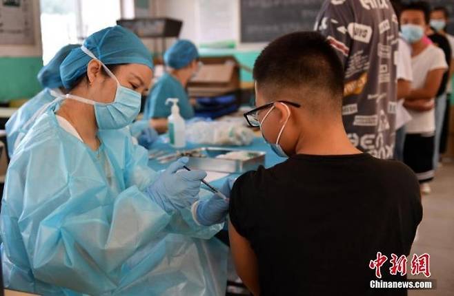 중국 학생의 코로나19 백신 접종 [중국신문망 자료사진]