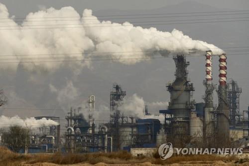 중국 산시(山西)성의 석탄 처리 공장에서 나오는 연기 [AP=연합뉴스 자료사진]