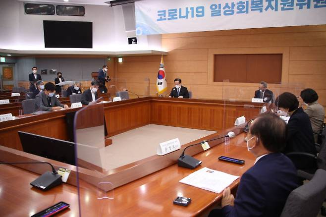 김부겸(가운데) 국무총리가 27일 정부서울청사에서 열린 제3차 코로나19 일상회복지원위원회를 주재하고 있다. (사진=연합뉴스)