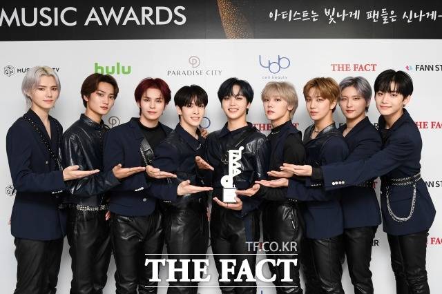 그룹 크래비티 멤버(민희 태영 세림 앨런 형준 성민 원진 우빈 정모, 왼쪽부터)들이 지난 2일 인천 중구 파라다이스시티 호텔 플라자에서 열린 더팩트가 주최하고 팬앤스타(FAN N STAR)가 주관하는 '2021 TMA'에서 핫티스트 상을 수상하고 인터뷰에 앞서 포즈를 취하고 있다. /남용희 기자