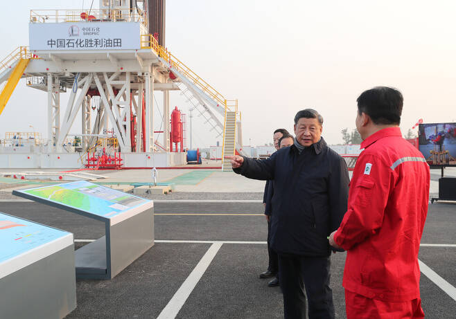 시진핑 중국 국가주석이 지난 21일 산둥성 둥잉시에 있는 성리 유전의 석유 시추플랫폼을 시찰하고 있다. 연합뉴스