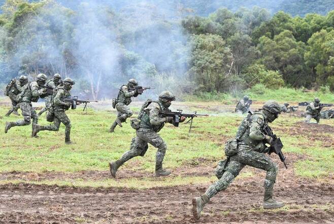 지난 1월 대만 군인들이 동부 화롄에서 연례 군사훈련을 하고 있는 모습. AFP 연합뉴스
