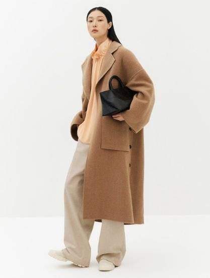 반대로 코트는 발목 혹은 정강이까지 내려오는 '롱' 코트가 대세다. 사진 삼성물산