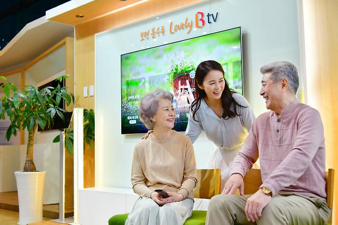 SK브로드밴드는 한국능률협회컨설팅이 주관하는 2021년 한국 산업의 고객만족도 조사에서 초고속인터넷과 IPTV 부문 단독 1위를 달성했다.