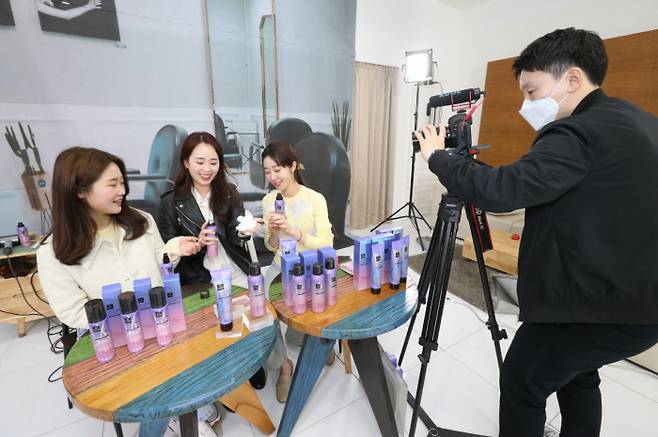 LG생활건강 내추럴 뷰티크리에이터들이 서울시내 한 스튜디오에서 라이브커머스 현장 실습에 참여하고 있다.
