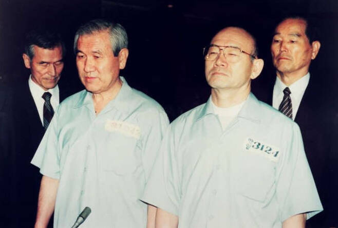 1996년 12·12, 5·18항소심 선고 공판에 출석한 노태우, 전두환 전 대통령 모습 [연합]