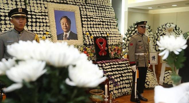 2015년 11월, 서울대병원 장례식장에 마련된 김영삼 전 대통령의 빈소. 연합뉴스