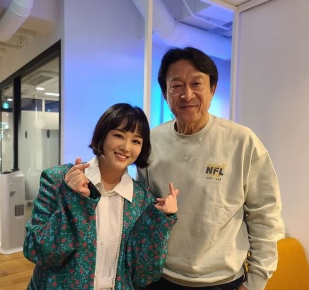 Two shots of Trot singer The Miami and actor Kim Eung-soo were released.The Miami posted two photos on her SNS account with an article on Friday, adding: I came here laughing my belly down.Kim Eung-soo, who is full of charisma and charm, he said.In the open photo, The Miami is staring at the camera alongside Kim Eung-soo, who posed with a grin.Especially, their affectionate appearance attracted attention by emitting warm chemistry.Meanwhile, The Miami is married to singer Cho Sung-hwan and has three sons and one daughter; she was loved by many for taking the line (tomorrow is Mystrot) in the 2019 TV-chosun.Recently, he released his new song Life Road.