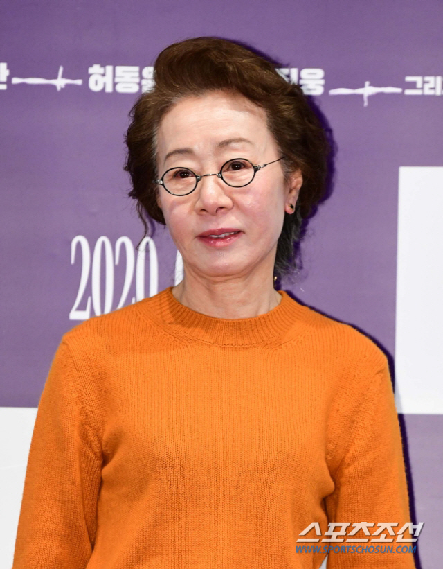 Actor Youn Yuh-jung, who left the historic record of the first United States of America Academy Japan Academy Prize for Outstanding Performan, receives a gold crown cultural medal.On the 28th, the Ministry of Culture, Sports and Tourism (hereinafter referred to as the Ministry of Culture, Sports and Tourism) selected and announced a total of 29 Korean Artists Welfare Foundations, including 6 recipients of the 2021 South Korea Popular Culture and Arts Award, 7 Presidential Citations, 7 Prime Minister Citations, and 9 Minister of Culture and Tourism Citations.Cultural decoration is a decoration awarded by the state to those who have contributed to the improvement of national culture and national development by establishing a contribution to the development of culture and arts.Cultural decoration is divided into 5 grades including 1st grade brass, 2nd grade silver, 3rd grade storage, 4th grade rooftop, 5th grade flower.In particular, the Korean Artists Welfare Foundation, which attracted attention as a cultural decoration recipient on this day, was Youn Yuh-jung.Youn Yuh-jung doesnt know what it is like to be Grandmas Boy in the United States of Americas independent film Minari (director Jung I-sak), but how to love Family plays the lovely Grandmas Boy Soonja, who knows better than anyone, and plays the role of the 93rd United States of America Academy Awards. He won the Prize for Outstanding Performan.It was the first domestic actor in the history of Korean cinema in 102, and as an Asian actor, it set a record of 64 years since Miyoshi Umeki of the 1957 film Sayonara (57, directed by Joshua Logan).In addition, Youn Yuh-jung won 42 awards at all leading film festivals around the world, including the Academy of American Actors (SAG), United States of America Independent Film Awards, and the Korea Film and K Korea Films, He raised the pride of the filmgoer.These young young-jungs were awarded the gold crown cultural medal, the highest honor.So far, only three filmmakers have received gold crown cultural medical, including director Lim Kwon-taek in 2002, director Shin Sang-ok in 2006, and director Yoo Hyun-mok in 2009.In 2019, director Bong Joon-ho, who won the Golden Palm Award at the 72nd Cannes International Film Festival for the first time in Korea, the Best Picture, Best Director Award, Best Director Award, and Best Screenplay Award at the 92nd Academy Awards, won the Silver Pavilion Culture Decoration and Song Kang-ho, who starred in the Decoration.Youn Yuh-jung, who has already won the 2007 silver culture decoration, was honored with the gold crown cultural medal for the first time as a movie actor.In addition, Lee Jang-hee, who is called the legend of Korean folk music, and Lee Chun-yeon, the eldest brother of Chungmuro, will win the decoration of the culture.In addition, Actor Song Jae-ho, Park In-hwan, and Noh Hee-kyung were named in the decoration of the culture of storage.Actor Kim Young-chul and Jung Woo-sung, singer Kim Yeon-ja and transfer, Kim Tae-ho PD, Park Jae-bum writer, and Sungwoo Choi Soo-min received the Presidential Citation. Actor Lee Jung-eun, Han Ye-ri, singer Woongsan, performer Jung Won-young, Kim Moon-jung musical music director, Sungwoo An Gyeong-jin and Kim Sul-jin Gag Woman Ahn Young-mi, Sungwoo Choi Duk-hee, performer Seo Young-do and Ko Sang-ji, and model Choi Sang-la will receive the Minister of Culture and Tourism commendation.