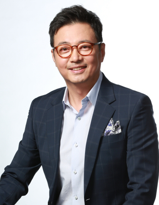 House Husband 2)Goose Father Yoon Da-hoon delivers a welcome recent situation through MrMrMrMrMrMrMr. House Husband 2.KBS 2TV Saving Men Season 2 (hereinafter referred to as Mr. 2), which shows the real life of various attractive stars.House Husband 2) production team revealed Actor Yoon Da-hoon will join them as a new Salimnam.I am living a gods father without a promise because of the education of my lovely second daughter after marriage with my 11-year-old wife of 2007 years beauty.Indeed, the fourth year Goose Father Yoon Da-hoon was Mr.House Husband 2 , and attention is also focused on the story of Yoon Da-hoon, who lives a variety of lives in multi-job beyond second jobs such as vice chairman of liquor importer and golf broadcasting creator at Actor.On the other hand, Yoon Da-hoons first daughter Nam Kyeong-min and her preliminary son-in-law Actor Yoon Jin-sik, who are walking the path of Actor like Father, are expected to appear together.The two were originally scheduled to post a wedding ceremony in July this year, but they have been Acting the wedding due to the social distance upgrade.Bravo Goose Father Life of the new Salim Nam Actor Yoon Da-hoon is November 6th KBS 2TV Mr.It will be unveiled for the first time MrMrMrMr. House Husband 2.