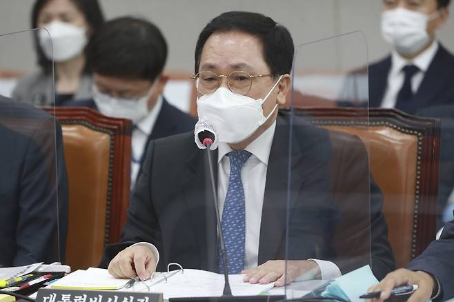 유영민 대통령 비서실장이 10월 26일 국회에서 열린 국정 감사에서 의원 질의에 답변하고 있다./국회사진기자단