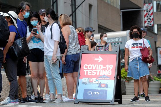 지난 8월 미국 뉴욕의 한 거리에서 시민들이 코로나19 검사를 받으려 줄을 서 있다. [로이터=연합뉴스]